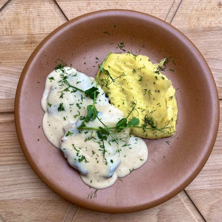 Говяжьи щечки тушеные с гречневой лапшой