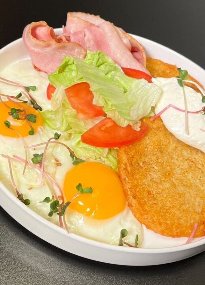 Хашбрауны с глазуньей, беконом и сливочным муссом