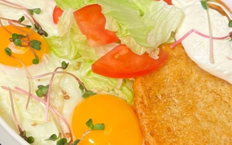 Хашбрауны с глазуньей, беконом и сливочным муссом