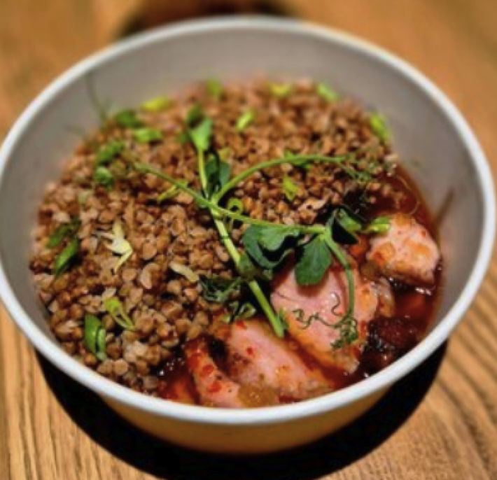 Свинина су-вид в соусе с гречкой