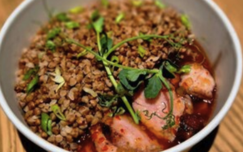 Свинина су-вид в соусе с гречкой