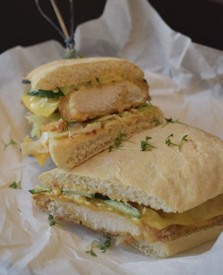 Сэндвич с цыплёнком и соусом «Спайси»