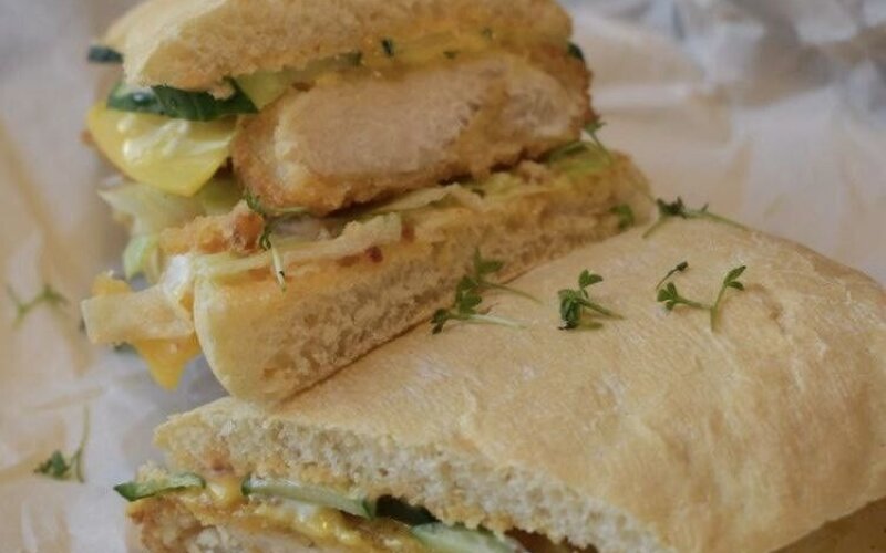 Сэндвич с цыплёнком и соусом «Спайси»