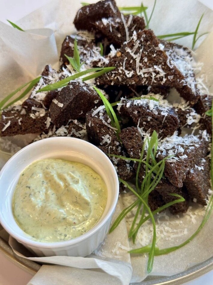 Гренки с пармезанои и соусом «Ранч»