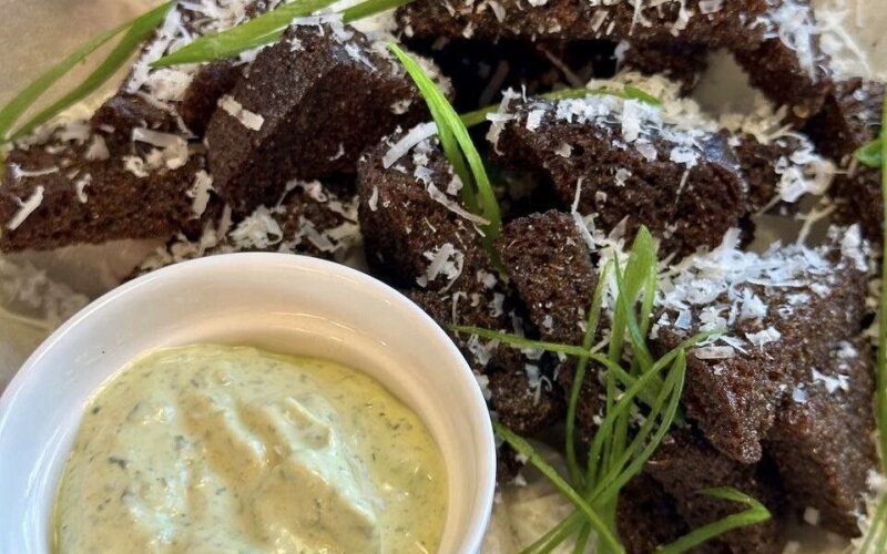 Гренки с пармезанои и соусом «Ранч»