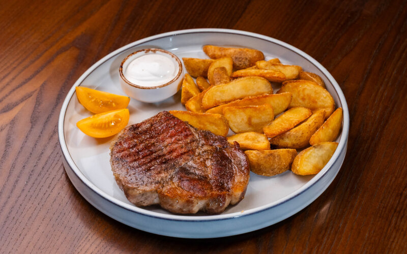 Стейк из свинины с картофельными дольками