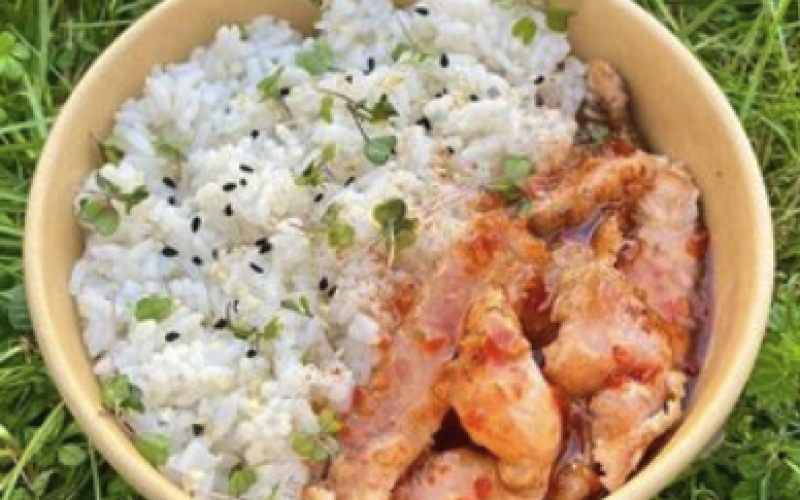 Курочка в соусе с рисом