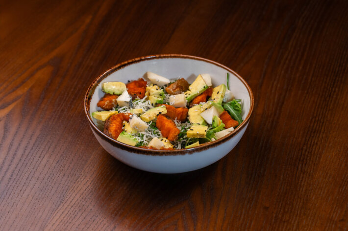 Салат тёплый с форелью