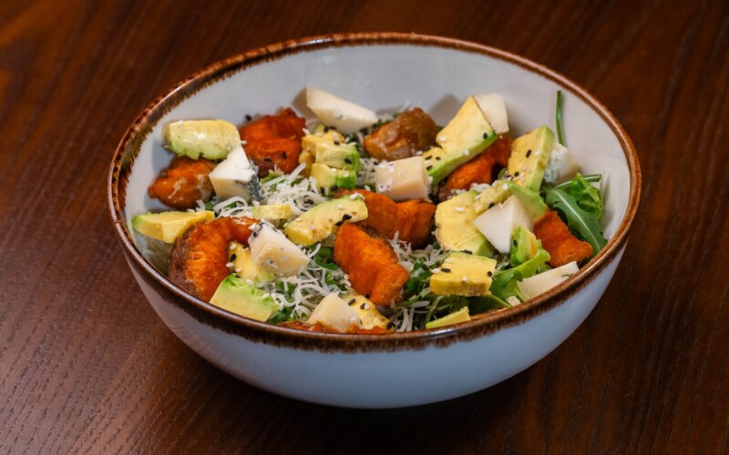 Салат тёплый с форелью