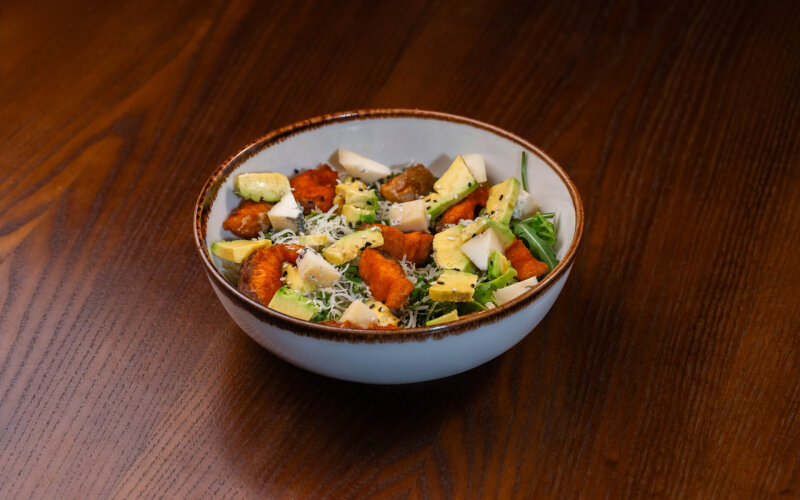 Салат тёплый с форелью