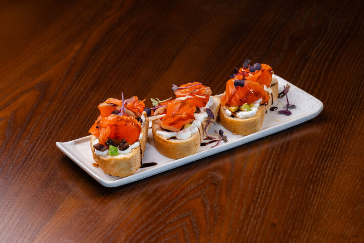 Брускетта с форелью
