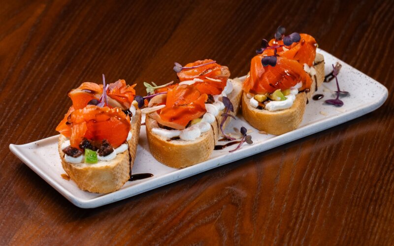 Брускетта с форелью