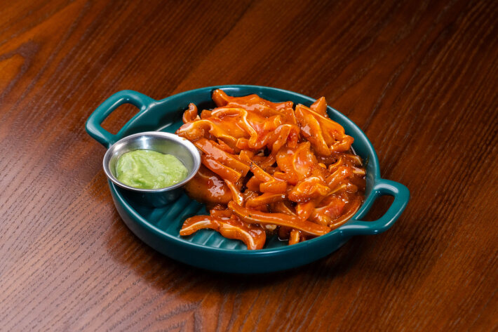 Уши свиные в остром соусе с чесноком