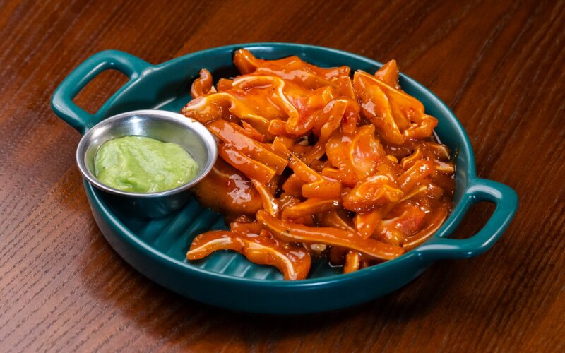 Уши свиные в остром соусе с чесноком