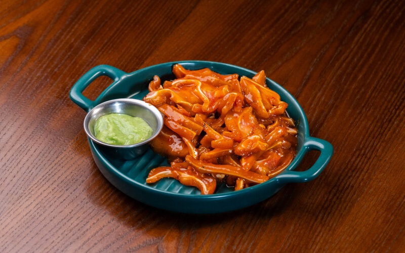 Уши свиные в остром соусе с чесноком