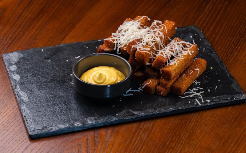 Гренки чесночные с сырным соусом