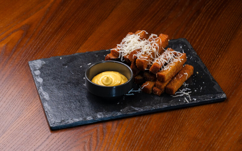 Гренки чесночные с сырным соусом