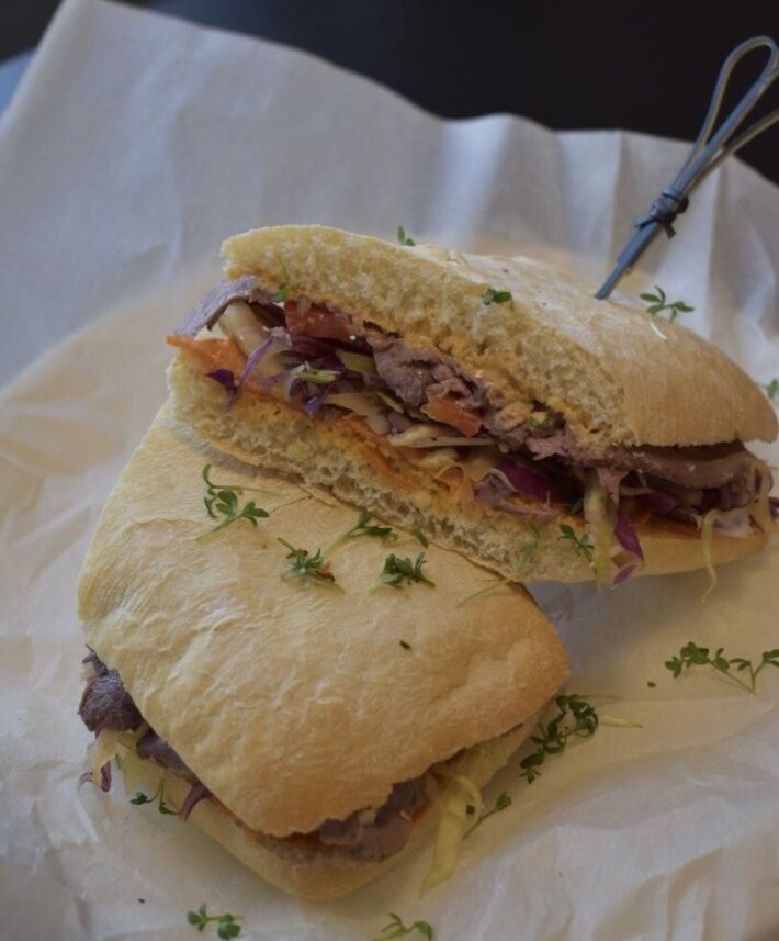 Сэндвич мясной и соусом гриль