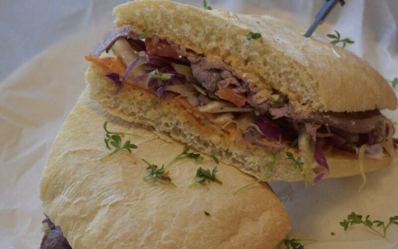 Сэндвич мясной и соусом гриль