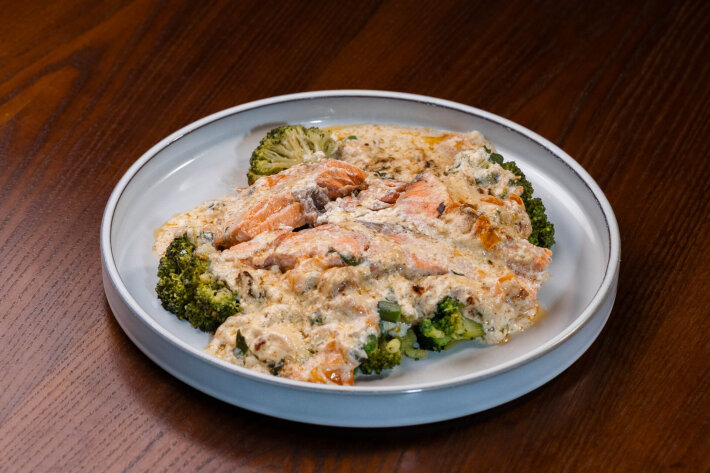 Стейк из форели с овощами