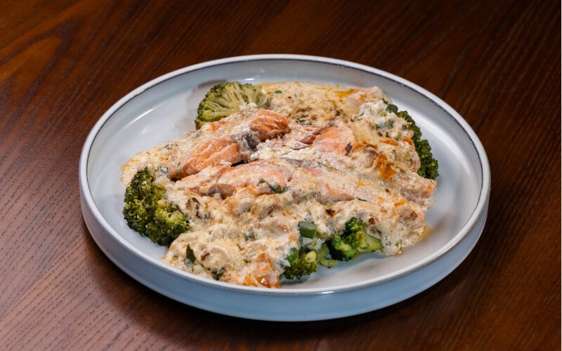 Стейк из форели с овощами