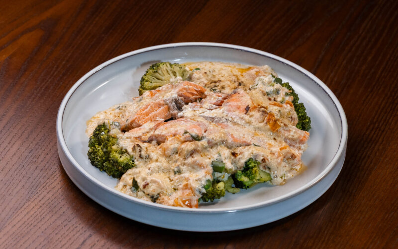 Стейк из форели с овощами