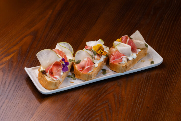 Брускетта с пармой