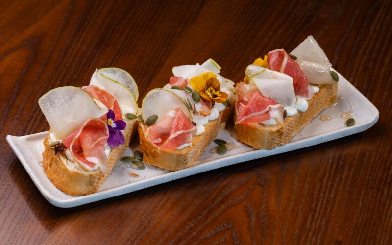 Брускетта с пармой