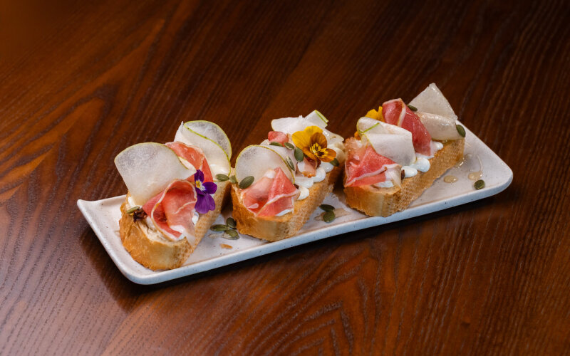 Брускетта с пармой