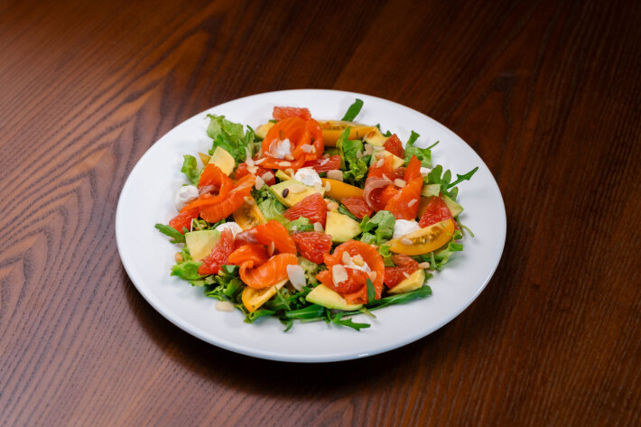 Салат с форелью и грейпфрутом