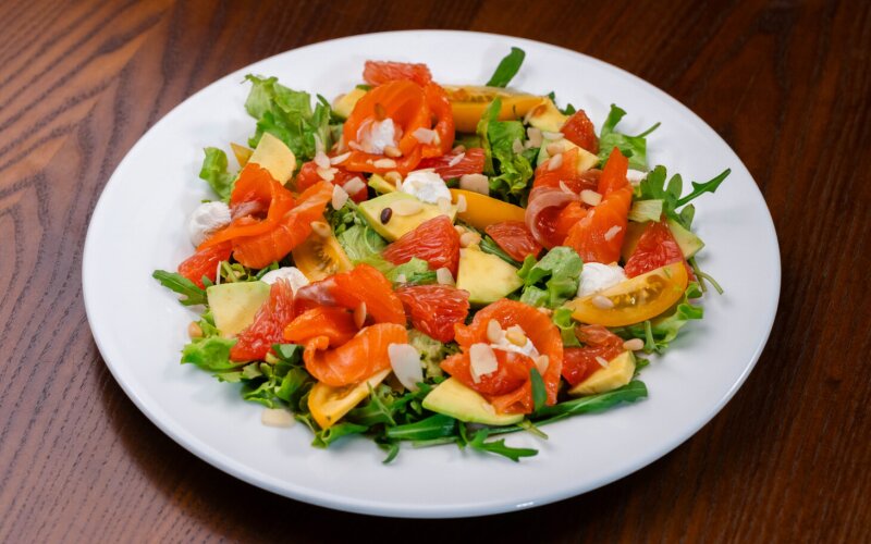 Салат с форелью и грейпфрутом