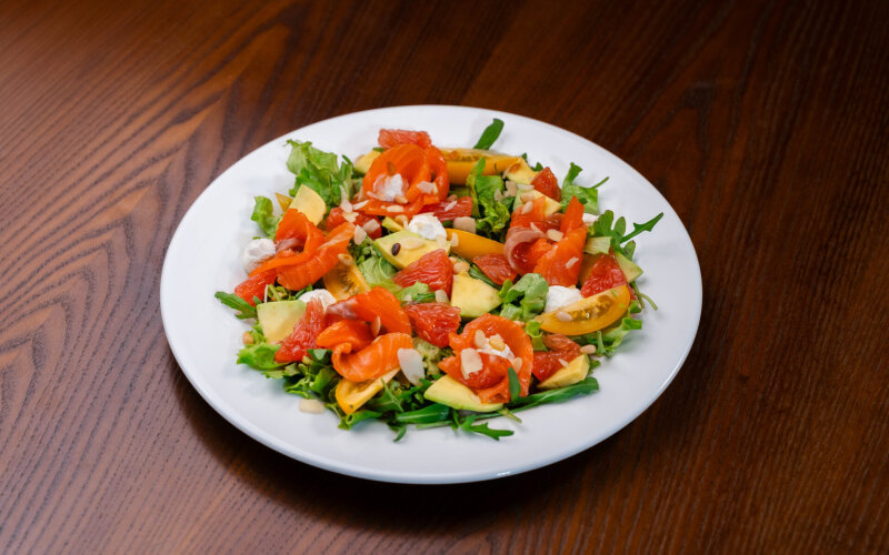 Салат с форелью и грейпфрутом