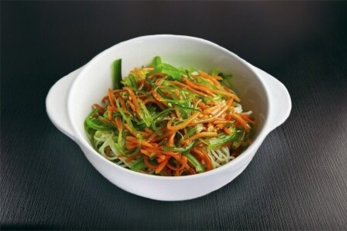 Салат с фунчозой и чукой