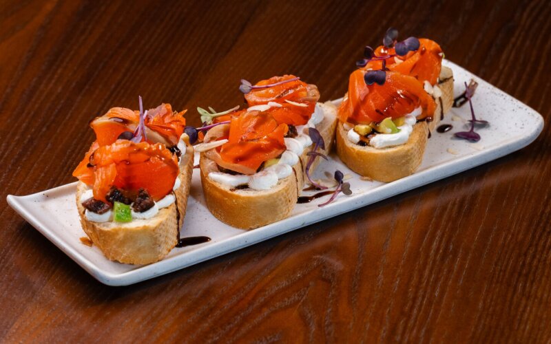 Брускетта с креветкой