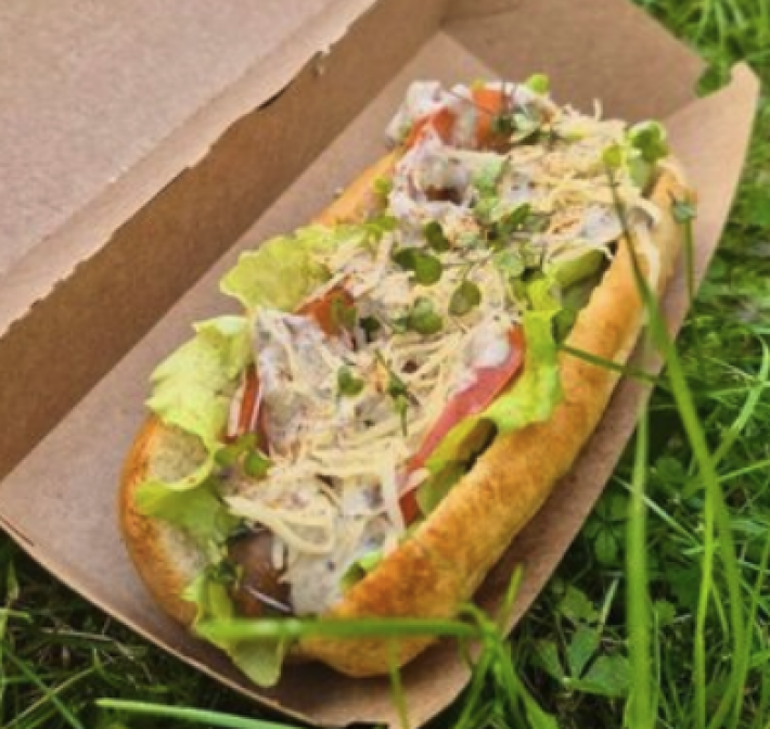 Хот-дог с томатом