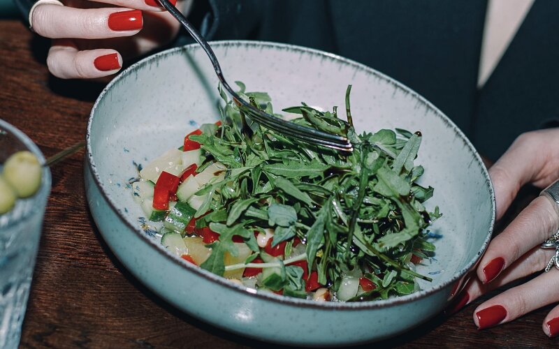 Салат с жаренными ананасами