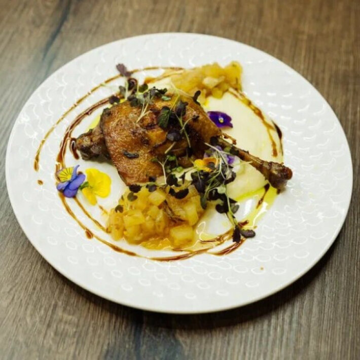 Утиная ножка «Конфи» с грушевым чатни