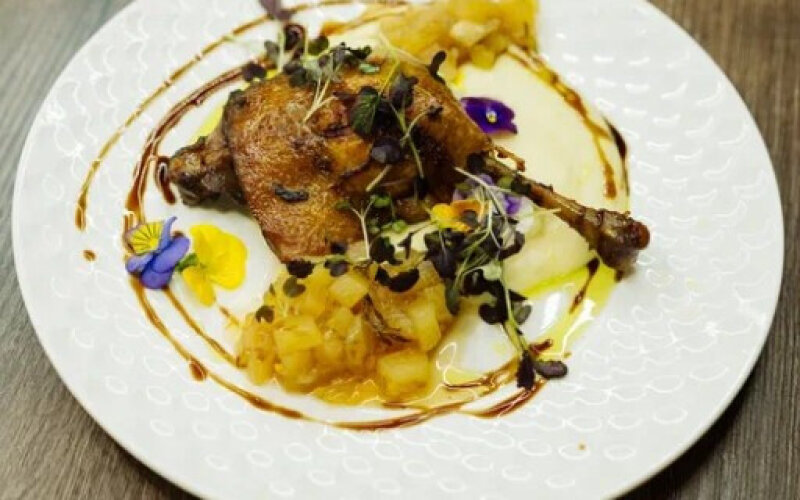 Утиная ножка «Конфи» с грушевым чатни