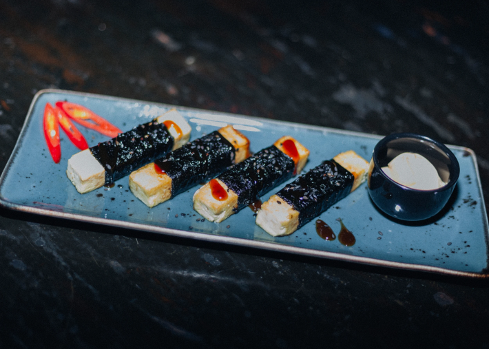 Сырные палочки в нори с соусом на выбор