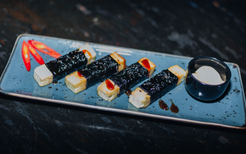 Сырные палочки в нори с соусом на выбор