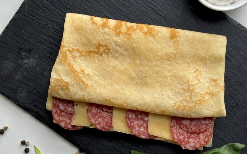 Блинчик с салями и сыром