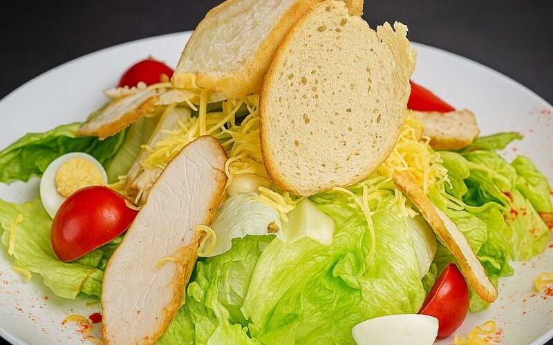 Салат «Цезарь с курицей»