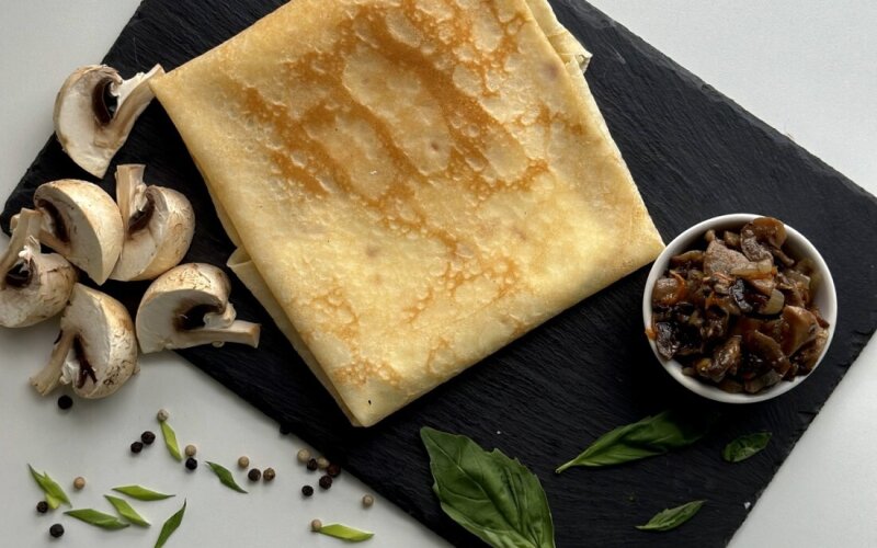 Блинчик с обжаренными грибочками и сыром