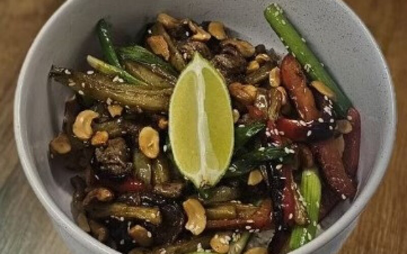 Тайский теплый салат с говядиной