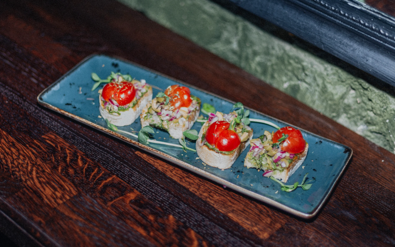 Брускетта с оливками