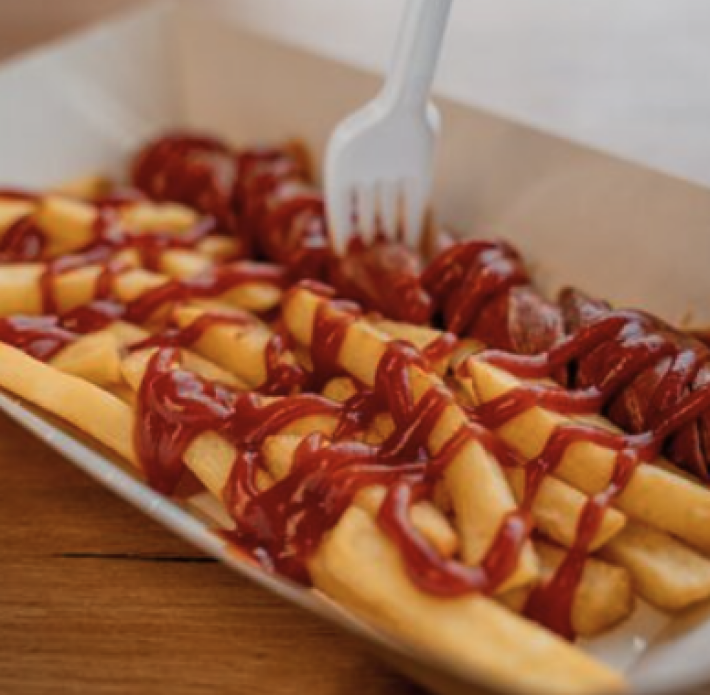 Колбаска гриль с картошкой «Фри» и кетчупом