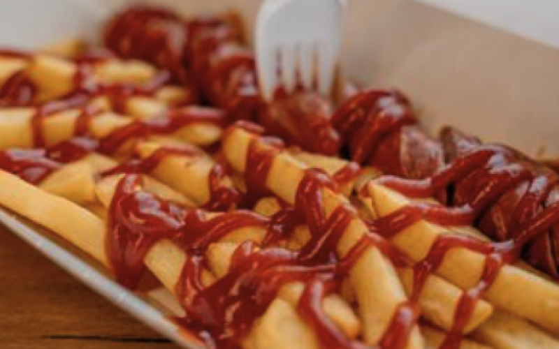 Колбаска гриль с картошкой «Фри» и кетчупом