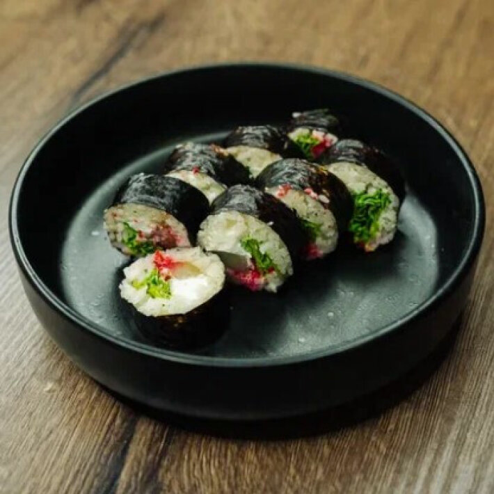 Ролл «Маки с лососем и огурцом»