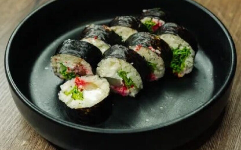 Ролл «Маки с лососем и огурцом»