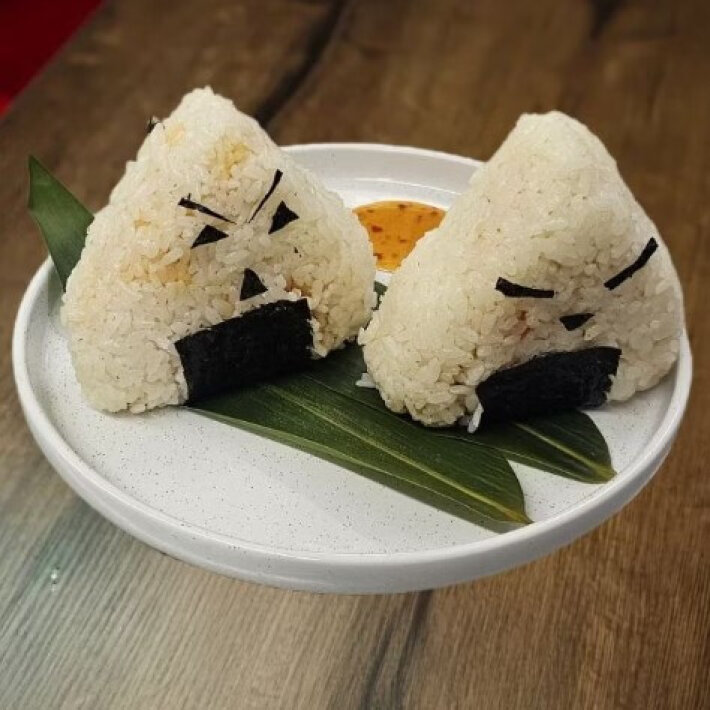 Онигири с лососем